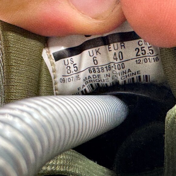 Size 8.5 Nike Air Huarache Run Premium Palm Green Womens Sneakers 683818-300 - Picture 8 of 10